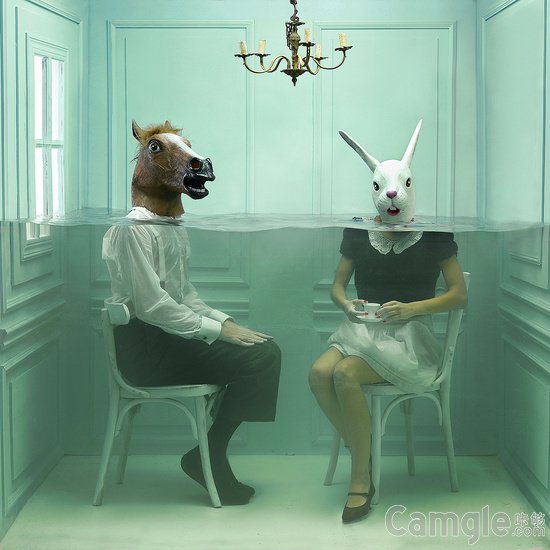 水箱里的超现实主义摄影