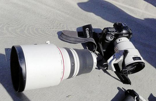 橄榄球运动员飞身撞毁数万元相机镜头