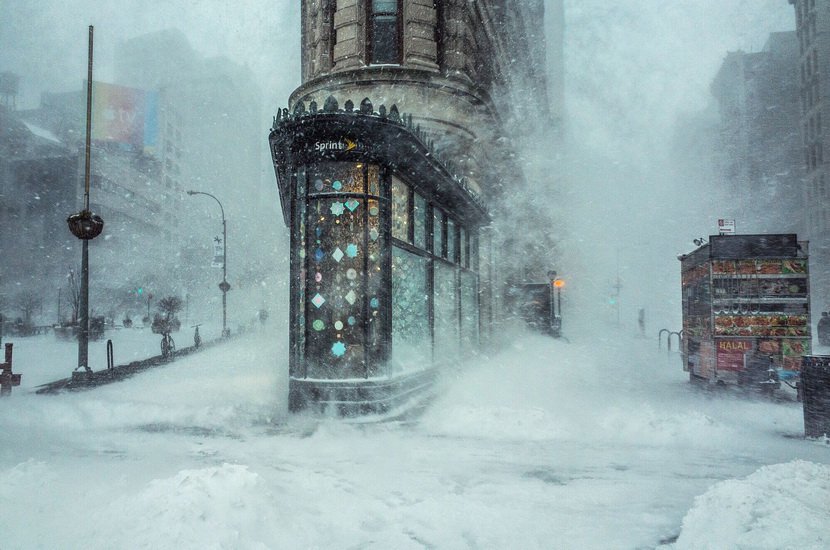 暴风雪下的纽约街角照片