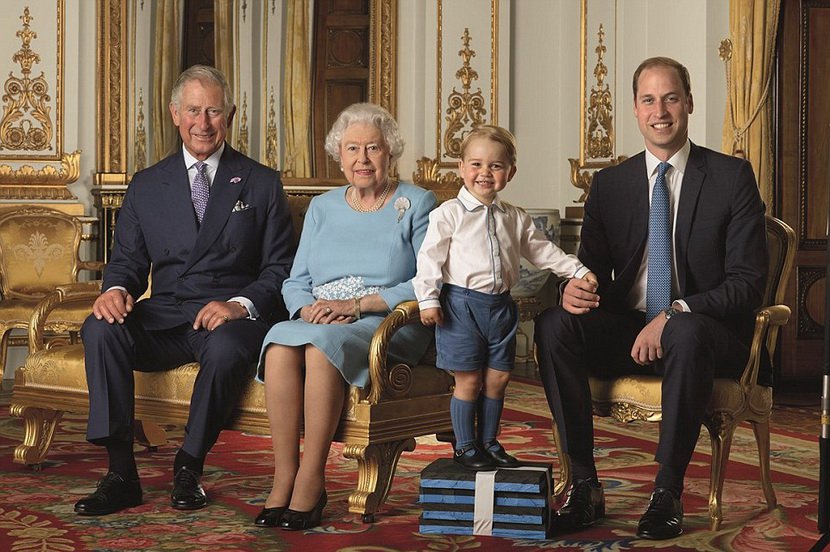 英女皇90岁生日四代同堂合照，为何小王子垫高而非抱着拍摄？
