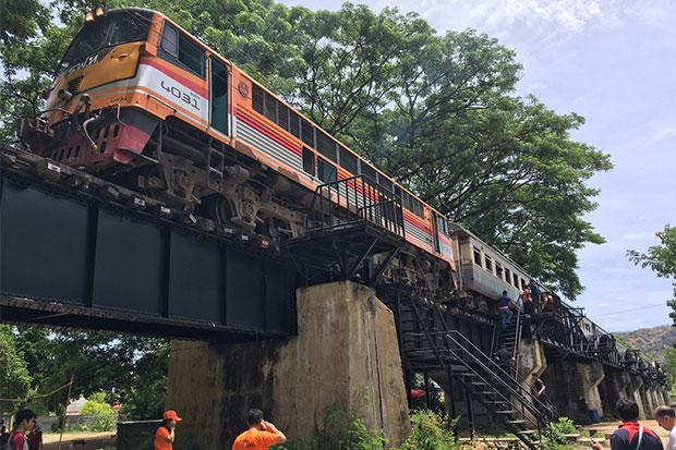 惊！日本旅客在泰国桂河大桥自拍，被火车撞飞断了6条肋骨