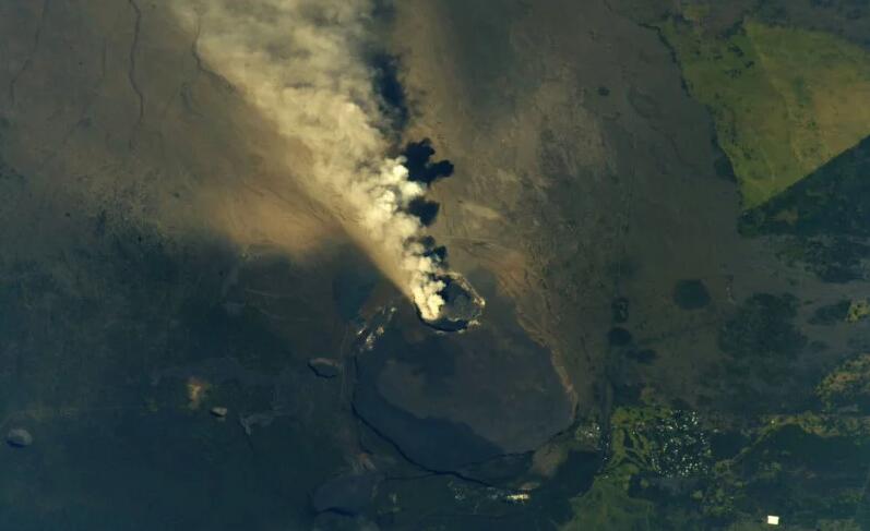 从空间站拍摄的夏威夷火山喷发是什么样子？